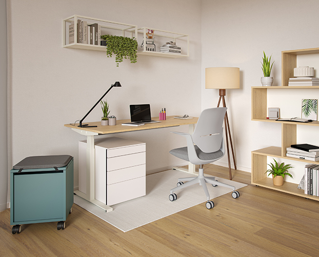 Ergonomischer Arbeitsplatz mit höhenverstellbarem Tisch, Bürostuhl, Stauraum und warmem Licht