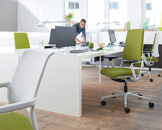 Großraumbüro mit ergonomischen grünen Bürostühlen und stilvollem Arbeitsplatzdesign