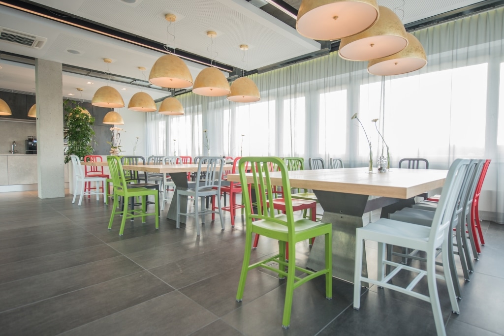 hali Büromöbel, Referenz, Referenzen, emeco Navy Chair, Ergänzungen, Kantine, Stühle, Objektstühle, bunt, Beleuchtung, Atmosphäre, Beisammensein