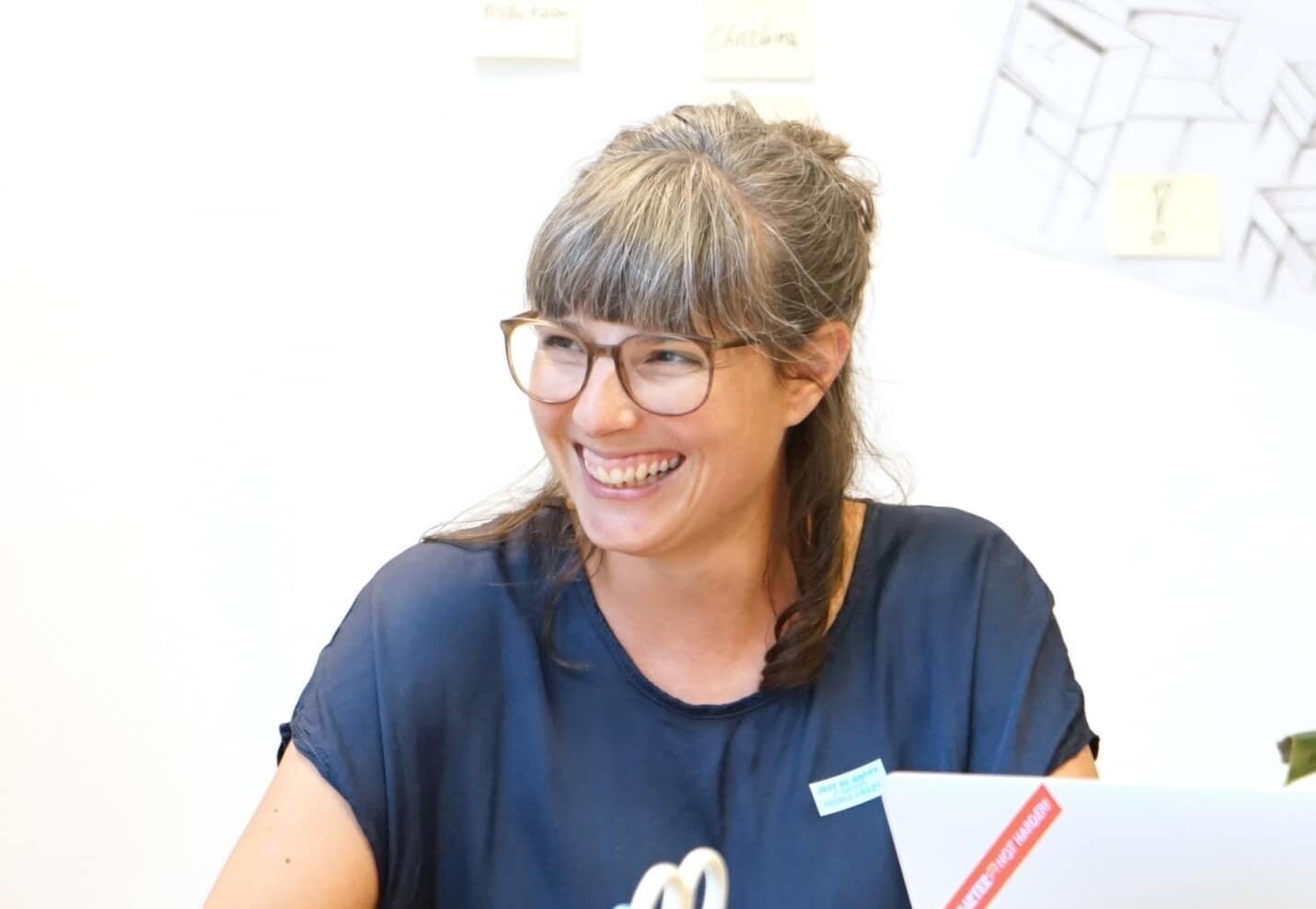 hali Mitarbeiterin im Gespräch während eines Meetings im Büro