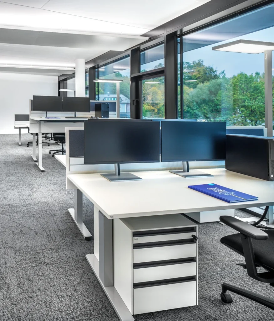 Modernes Büro bei teampool Personal Service GmbH mit hali Einrichtung