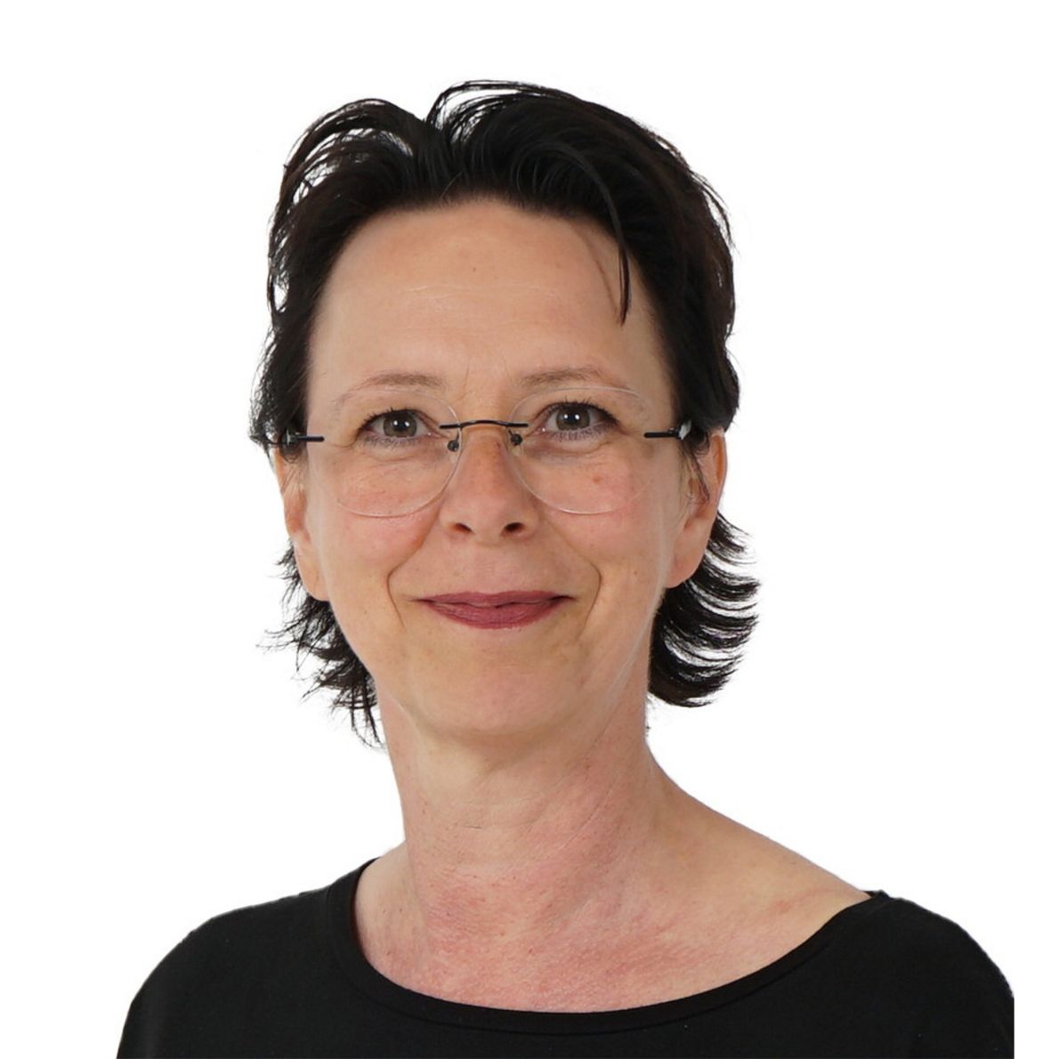 Portrait von Sylvia Schuh, hali Mitarbeiterin, vor weißem Hintergrund