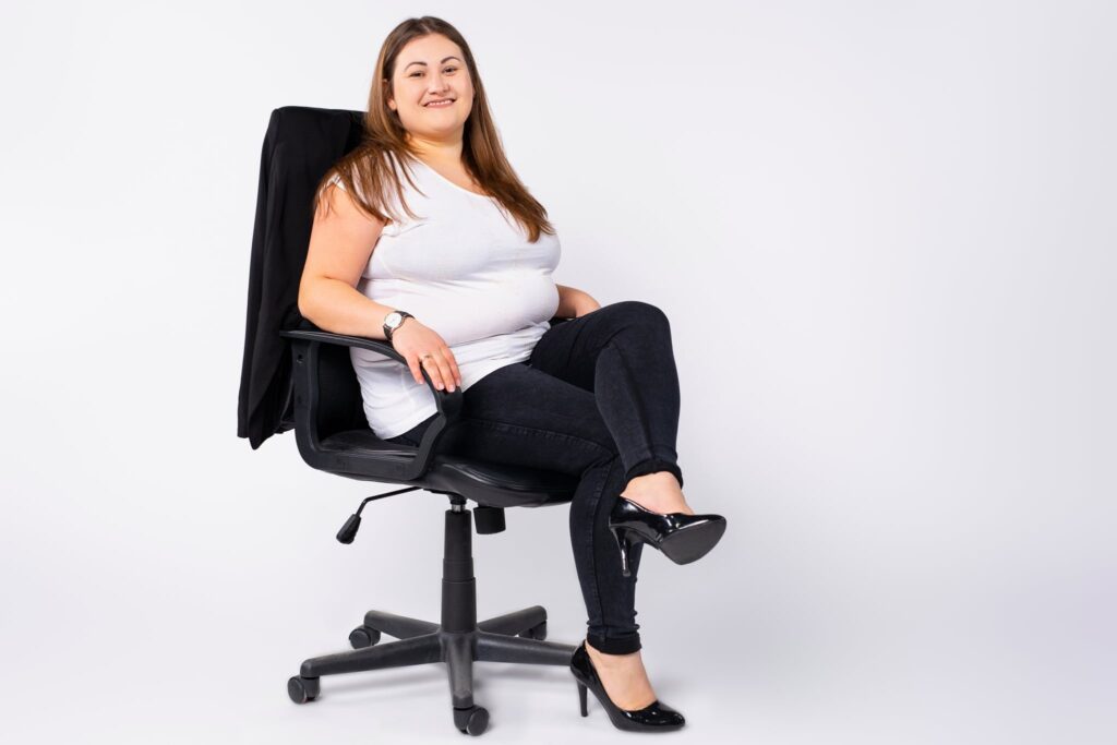 Übergewichtige Frau auf Bürostuhl