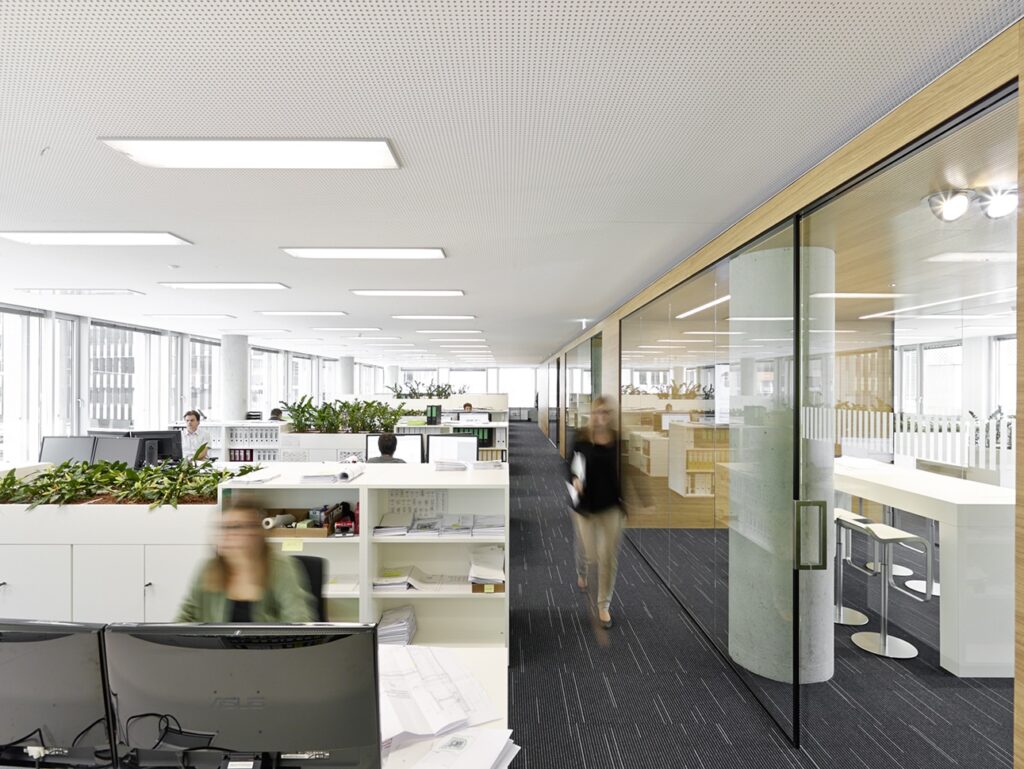 Büro mit Personen