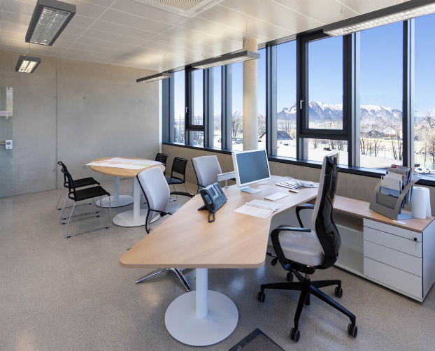 Modernes Büro mit Alpenblick, Schreibtisch, Stuhl und Sitzbereich im Business Center Hagenau.