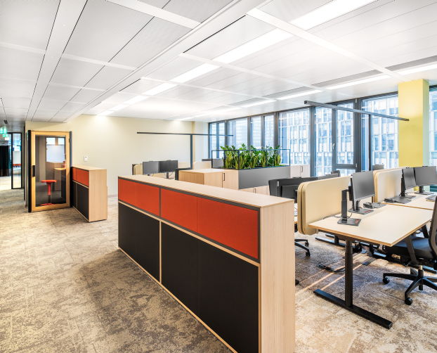 Großzügiger Open-Space-Arbeitsbereich mit höhenverstellbaren Schreibtischen, Pflanzenmodulen und Akustik-Elementen von hali.