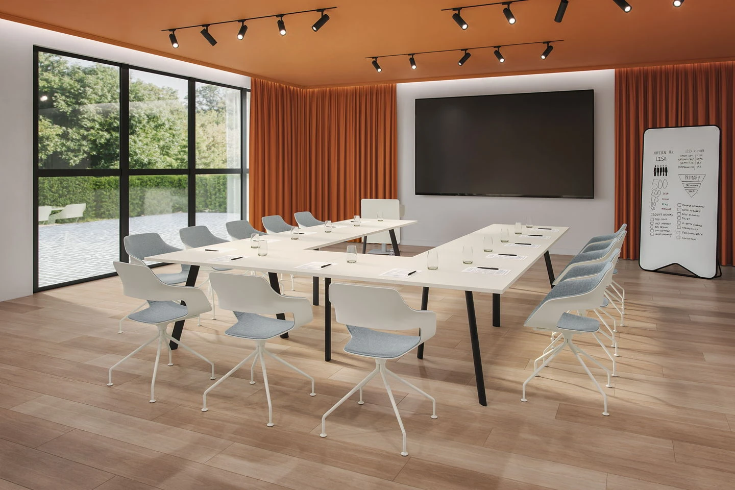 Konferenzraum mit U-förmigen Tisch in weiß und trendigen Stühlen